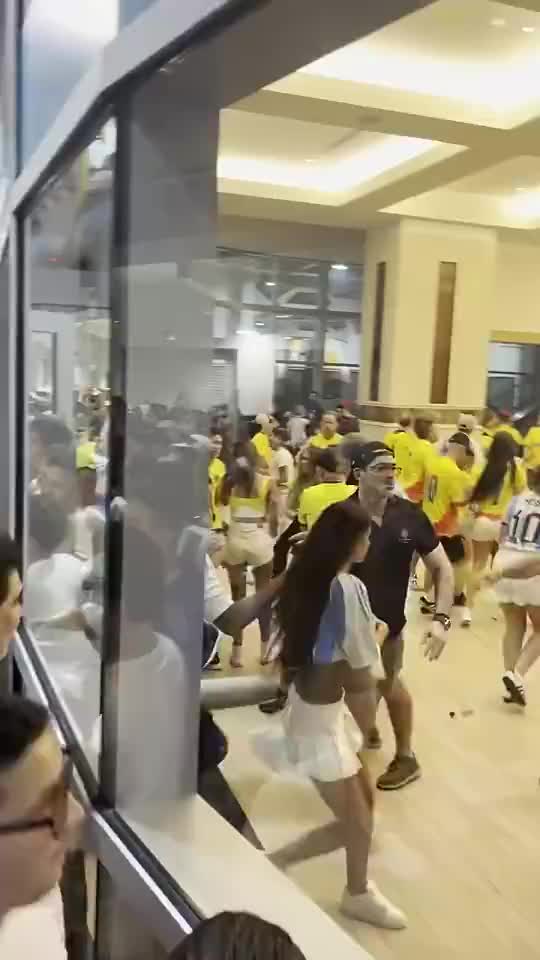 [值得一看]球场入口内部视频：现场一片混乱，有球迷摔倒在地